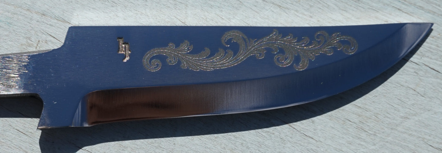 AEB-L knivblad - medium oppsving, gravert akantus