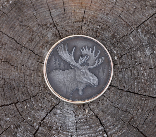 Messingmynter med gravert dekor