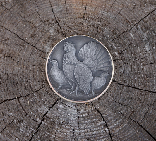 Messingmynter med gravert dekor